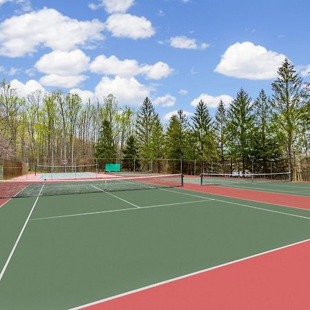 Chalet W Hot Tub, Large Deck, Grill, & Fast Wifi Berkeley Springs Exteriör bild