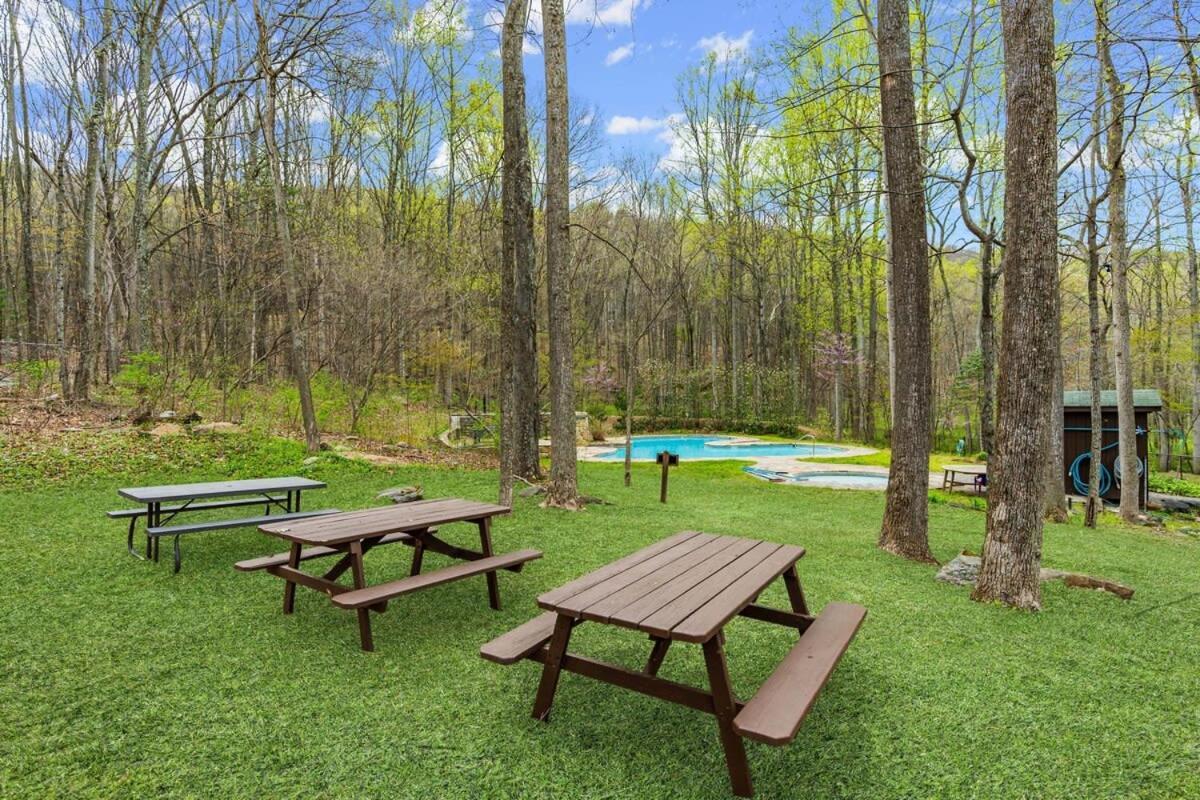 Chalet W Hot Tub, Large Deck, Grill, & Fast Wifi Berkeley Springs Exteriör bild