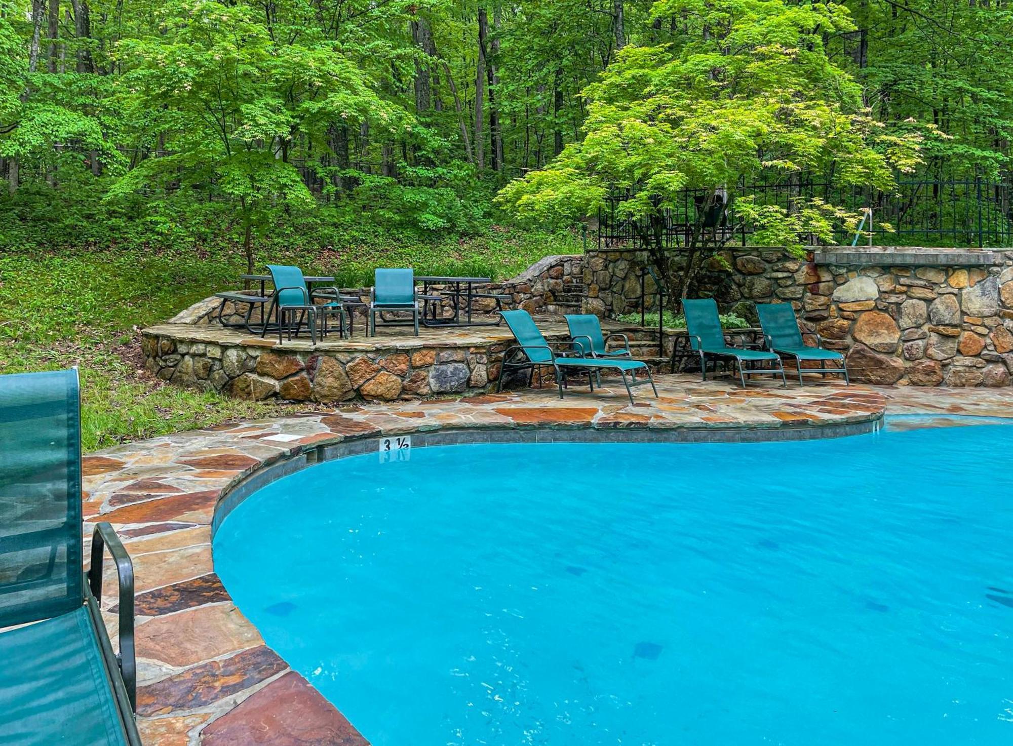 Chalet W Hot Tub, Large Deck, Grill, & Fast Wifi Berkeley Springs Exteriör bild